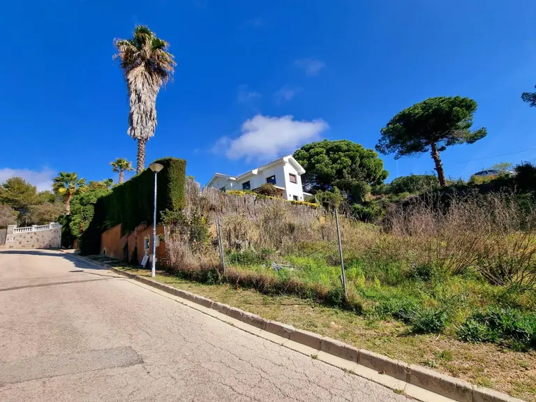 Este excepcional terreno urbanizable de 895m2 se presenta como una oportunidad única para aquellos que desean
