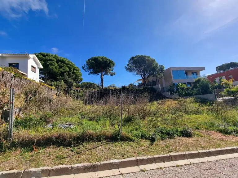 Este excepcional terreno urbanizable de 895m2 se presenta como una oportunidad única para aquellos que desean