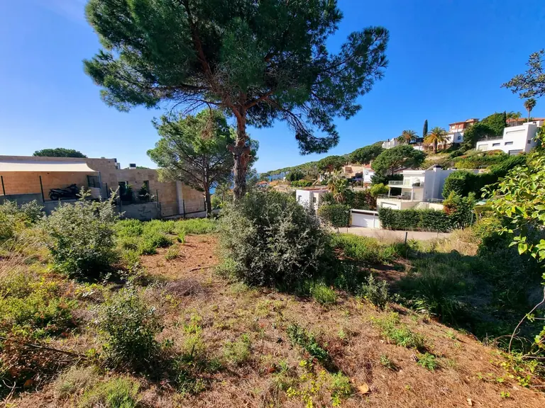 Este excepcional terreno urbanizable de 895m2 se presenta como una oportunidad única para aquellos que desean