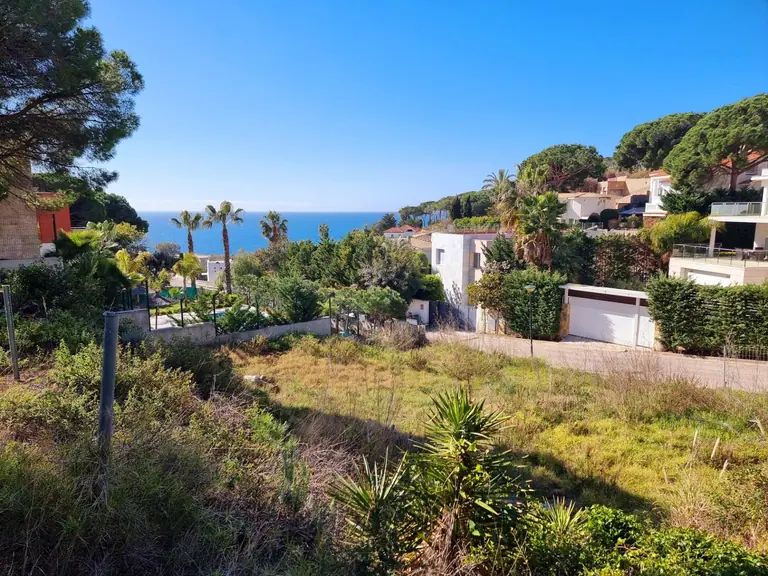 Este excepcional terreno urbanizable de 895m2 se presenta como una oportunidad única para aquellos que desean