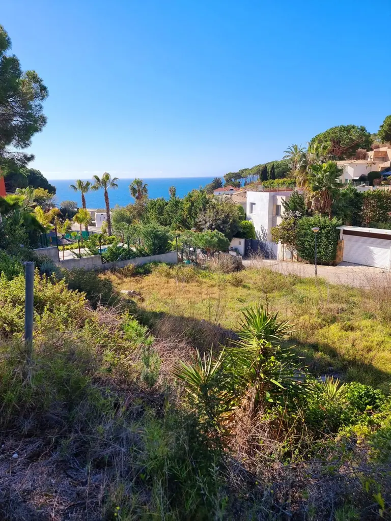 Este excepcional terreno urbanizable de 895m2 se presenta como una oportunidad única para aquellos que desean