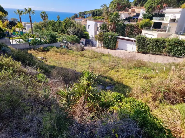 Este excepcional terreno urbanizable de 895m2 se presenta como una oportunidad única para aquellos que desean