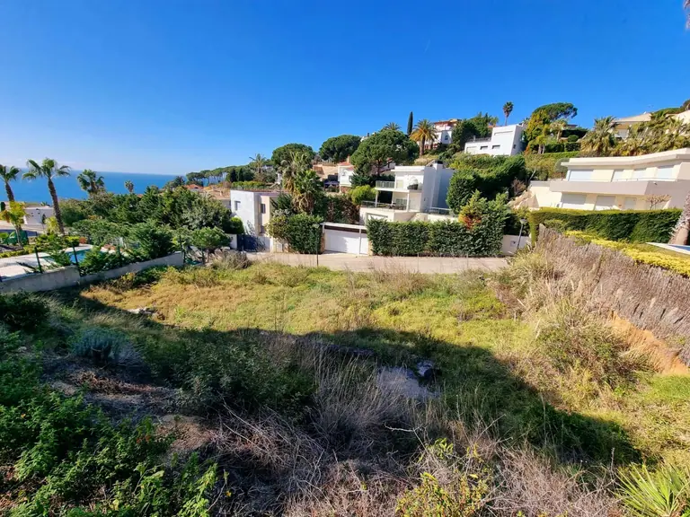 Este excepcional terreno urbanizable de 895m2 se presenta como una oportunidad única para aquellos que desean