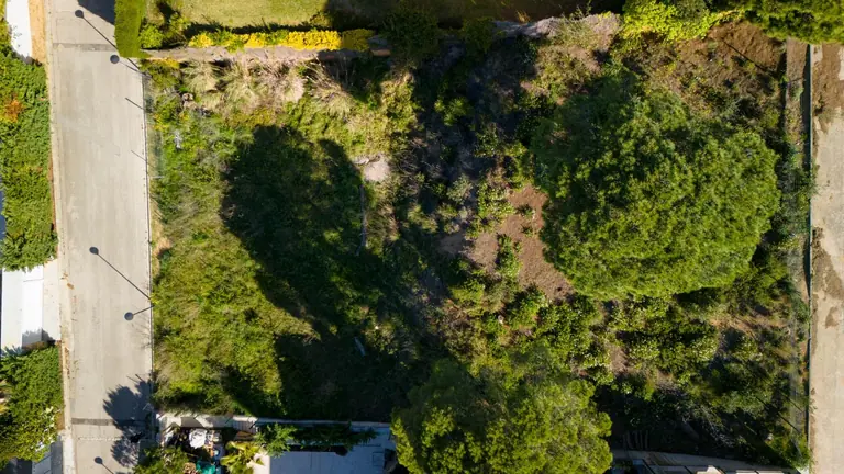 Este excepcional terreno urbanizable de 895m2 se presenta como una oportunidad única para aquellos que desean