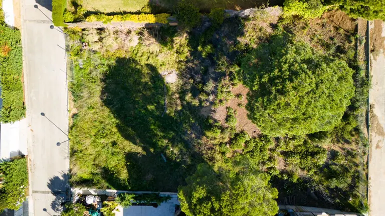 Este excepcional terreno urbanizable de 895m2 se presenta como una oportunidad única para aquellos que desean