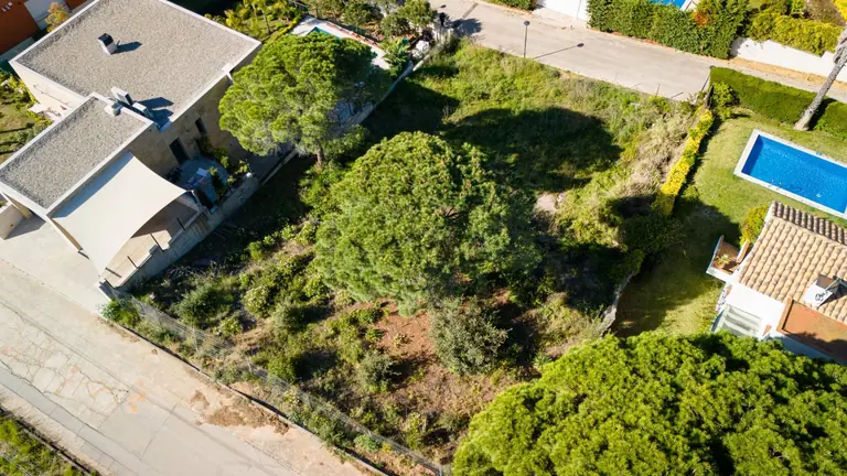 Este excepcional terreno urbanizable de 895m2 se presenta como una oportunidad única para aquellos que desean