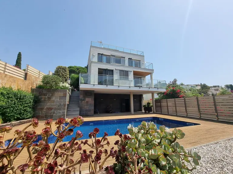 Espectacular Residencia con Vistas al Mar y Montaña en La Montgoda, Lloret de Mar