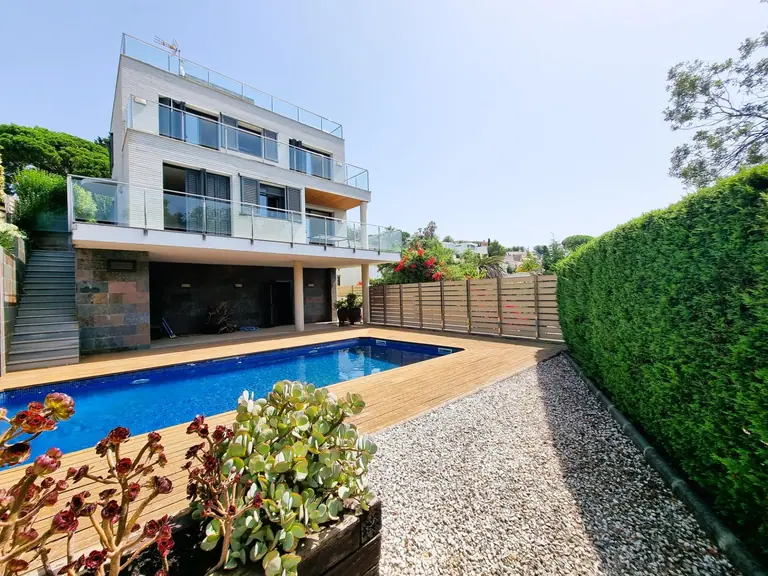 Espectacular Residencia con Vistas al Mar y Montaña en La Montgoda, Lloret de Mar