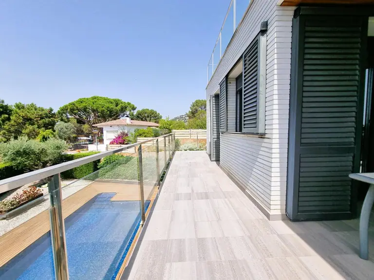 Espectacular Residencia con Vistas al Mar y Montaña en La Montgoda, Lloret de Mar