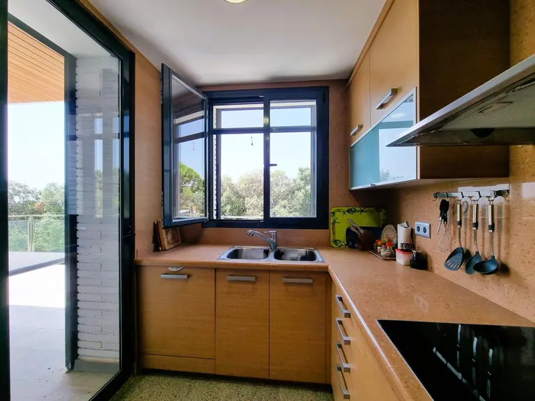 Espectacular Residencia con Vistas al Mar y Montaña en La Montgoda, Lloret de Mar