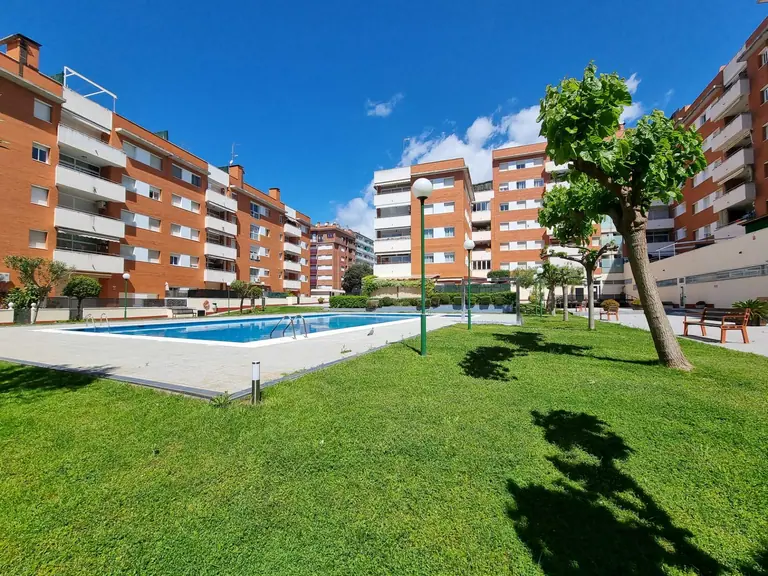 Este hermoso apartamento de tres dormitorios se encuentra en la codiciada zona de Fenals, conocida por su