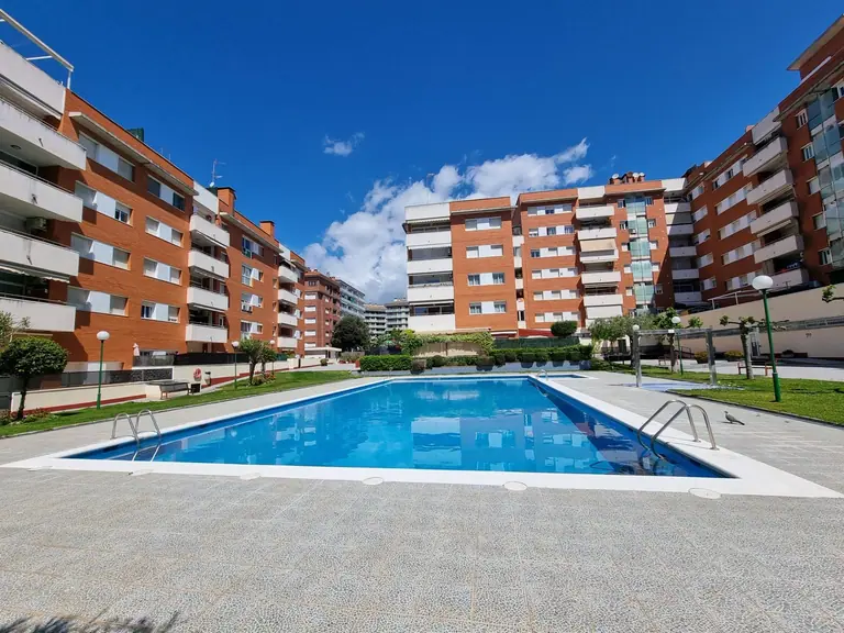 Este hermoso apartamento de tres dormitorios se encuentra en la codiciada zona de Fenals, conocida por su