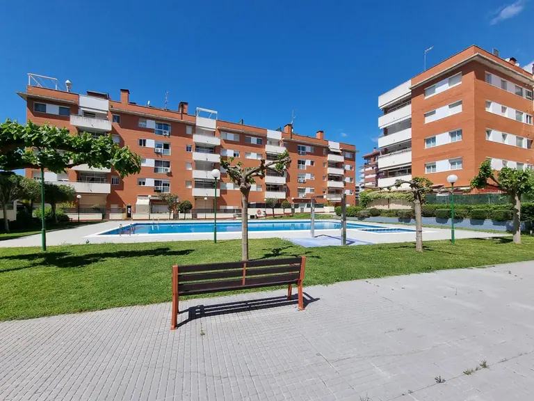 Este hermoso apartamento de tres dormitorios se encuentra en la codiciada zona de Fenals, conocida por su