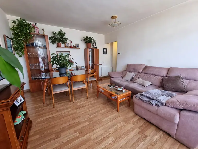 Este hermoso apartamento de tres dormitorios se encuentra en la codiciada zona de Fenals, conocida por su