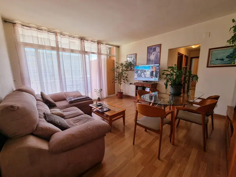 Este hermoso apartamento de tres dormitorios se encuentra en la codiciada zona de Fenals, conocida por su
