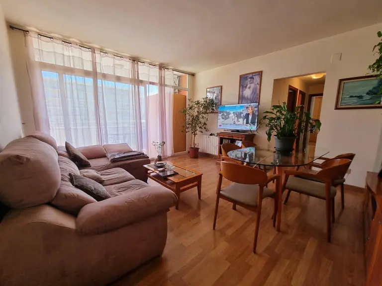 Este hermoso apartamento de tres dormitorios se encuentra en la codiciada zona de Fenals, conocida por su