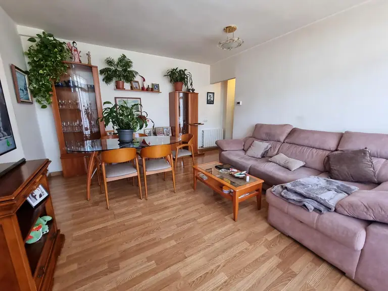 Este hermoso apartamento de tres dormitorios se encuentra en la codiciada zona de Fenals, conocida por su