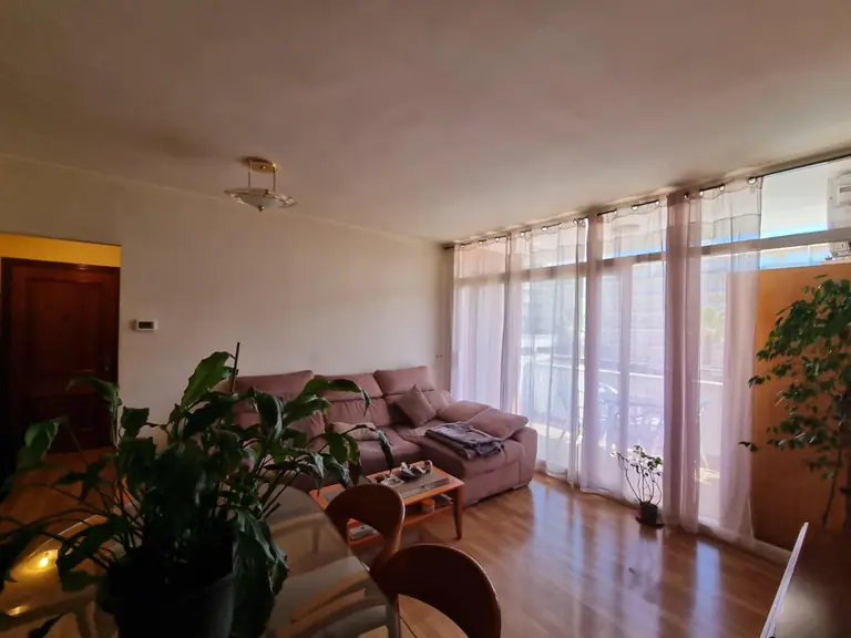 Este hermoso apartamento de tres dormitorios se encuentra en la codiciada zona de Fenals, conocida por su