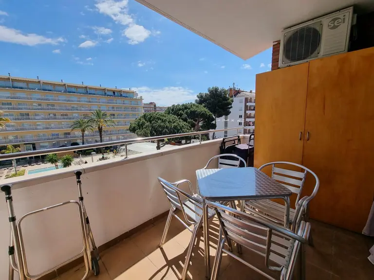 Este hermoso apartamento de tres dormitorios se encuentra en la codiciada zona de Fenals, conocida por su