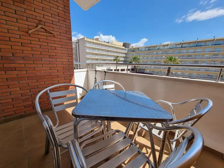 Este hermoso apartamento de tres dormitorios se encuentra en la codiciada zona de Fenals, conocida por su