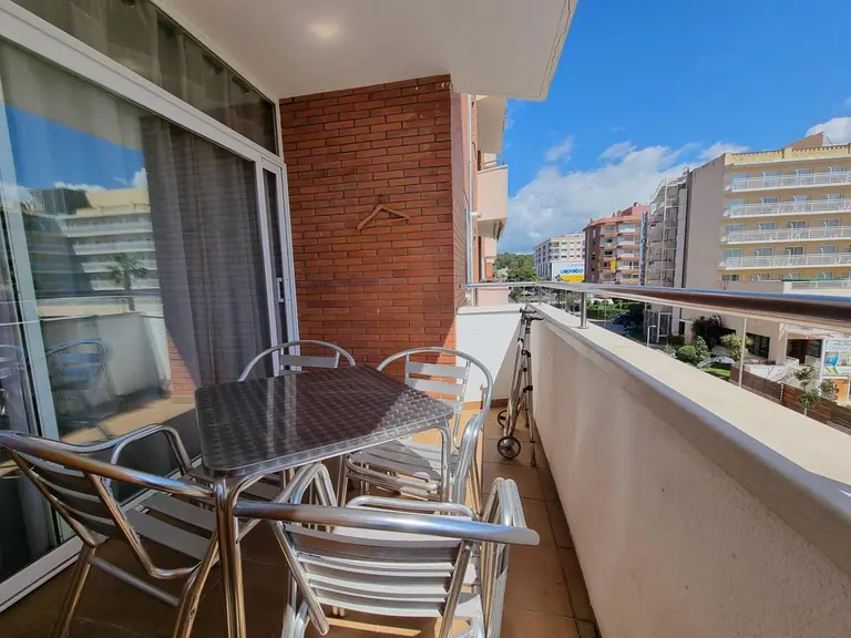 Este hermoso apartamento de tres dormitorios se encuentra en la codiciada zona de Fenals, conocida por su