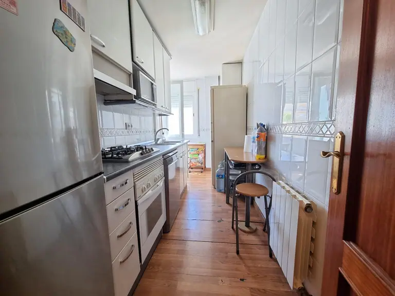 Este hermoso apartamento de tres dormitorios se encuentra en la codiciada zona de Fenals, conocida por su