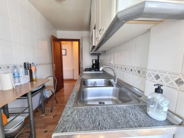 Este hermoso apartamento de tres dormitorios se encuentra en la codiciada zona de Fenals, conocida por su