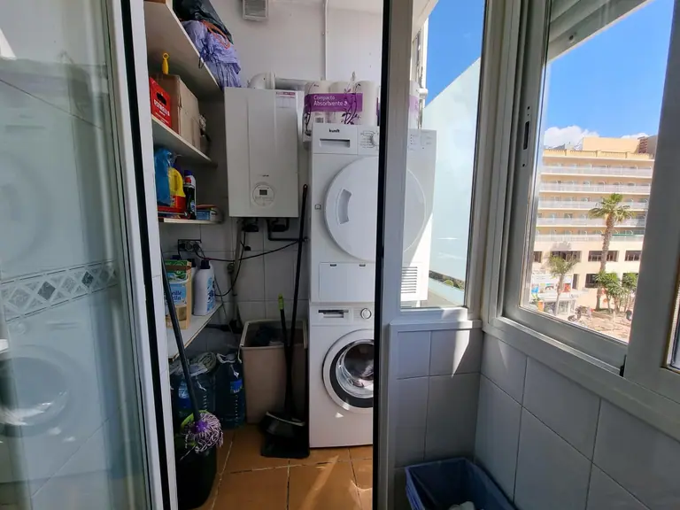 Este hermoso apartamento de tres dormitorios se encuentra en la codiciada zona de Fenals, conocida por su