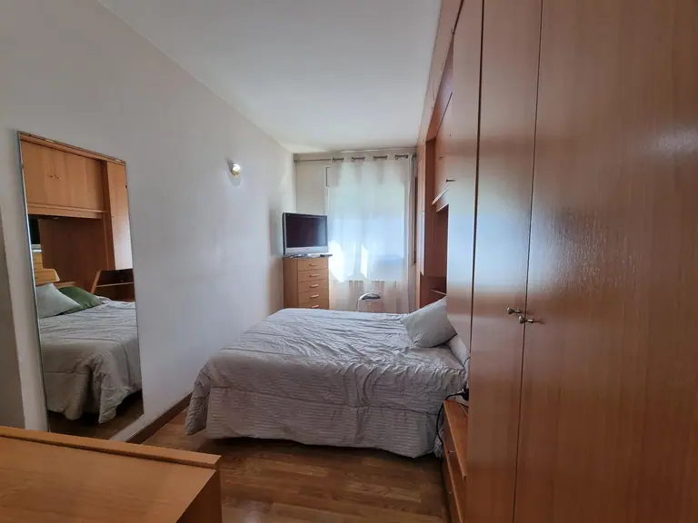 Este hermoso apartamento de tres dormitorios se encuentra en la codiciada zona de Fenals, conocida por su