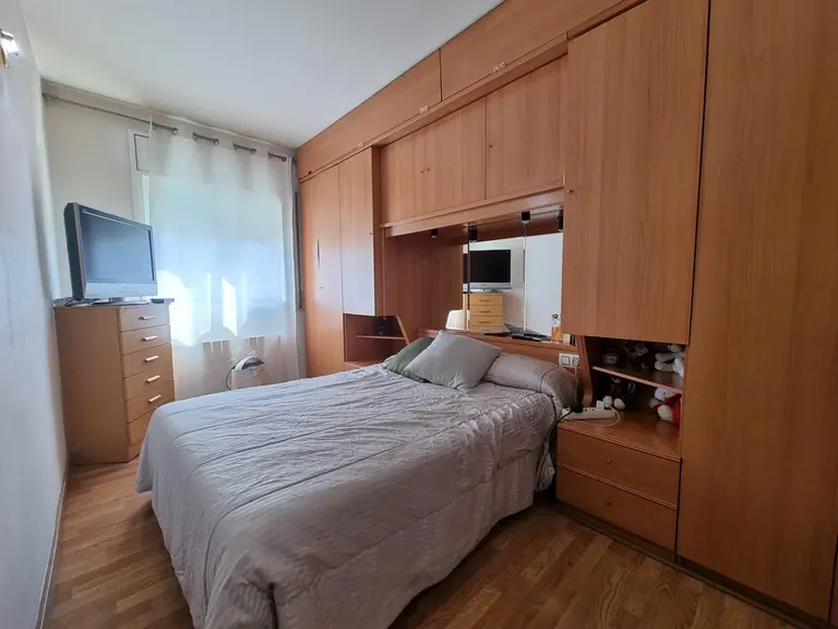 Este hermoso apartamento de tres dormitorios se encuentra en la codiciada zona de Fenals, conocida por su