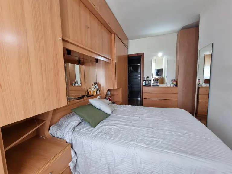Este hermoso apartamento de tres dormitorios se encuentra en la codiciada zona de Fenals, conocida por su