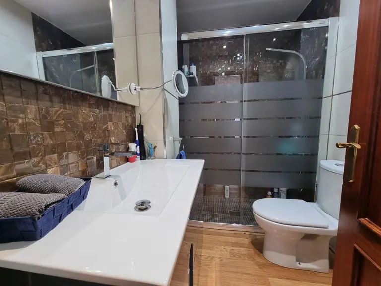Este hermoso apartamento de tres dormitorios se encuentra en la codiciada zona de Fenals, conocida por su
