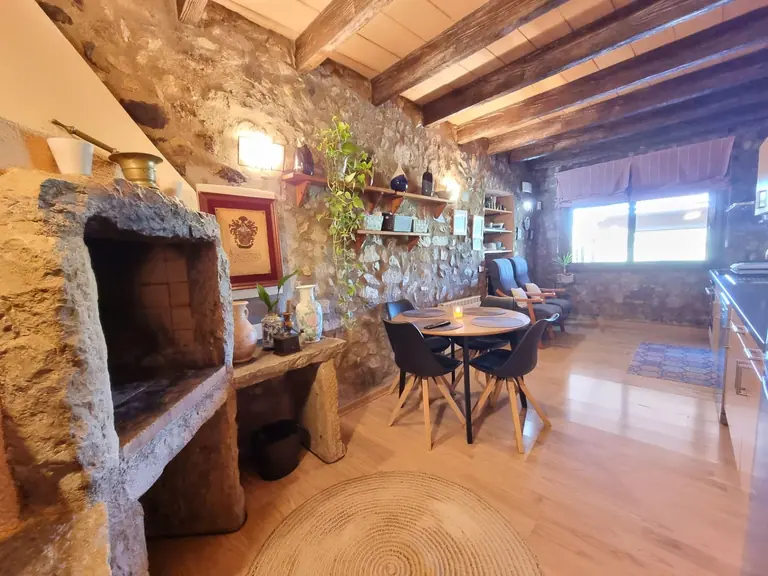 Casa Estilo Masía Adosada del Año 1900,