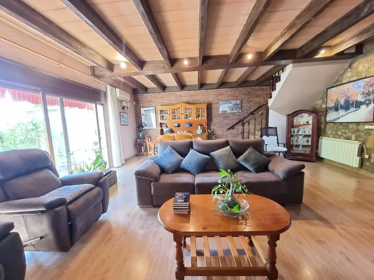 Casa Estilo Masía Adosada del Año 1900,
