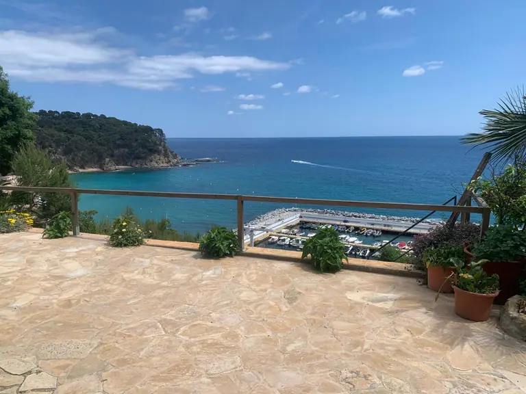 ¡Bienvenidos a una joya frente al mar en la prestigiosa Cala Canyelles!