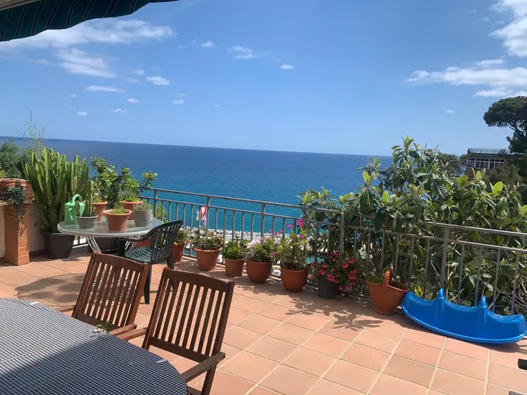¡Bienvenidos a una joya frente al mar en la prestigiosa Cala Canyelles!