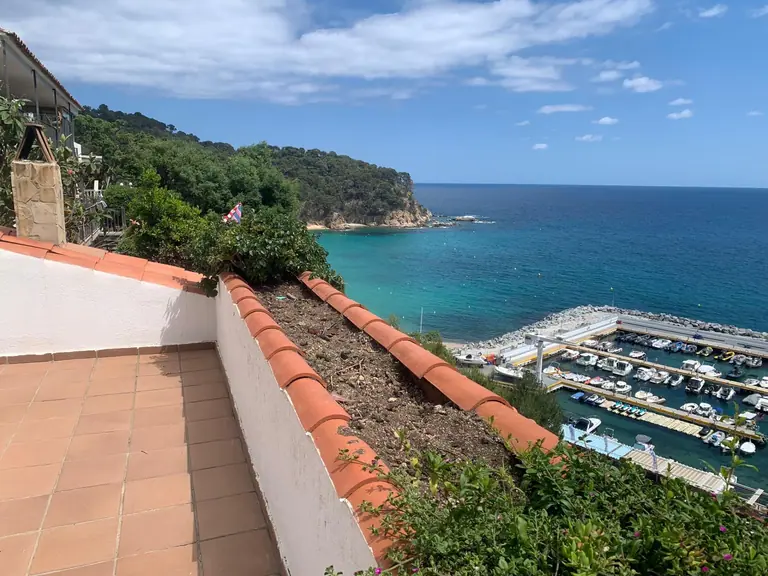 ¡Bienvenidos a una joya frente al mar en la prestigiosa Cala Canyelles!