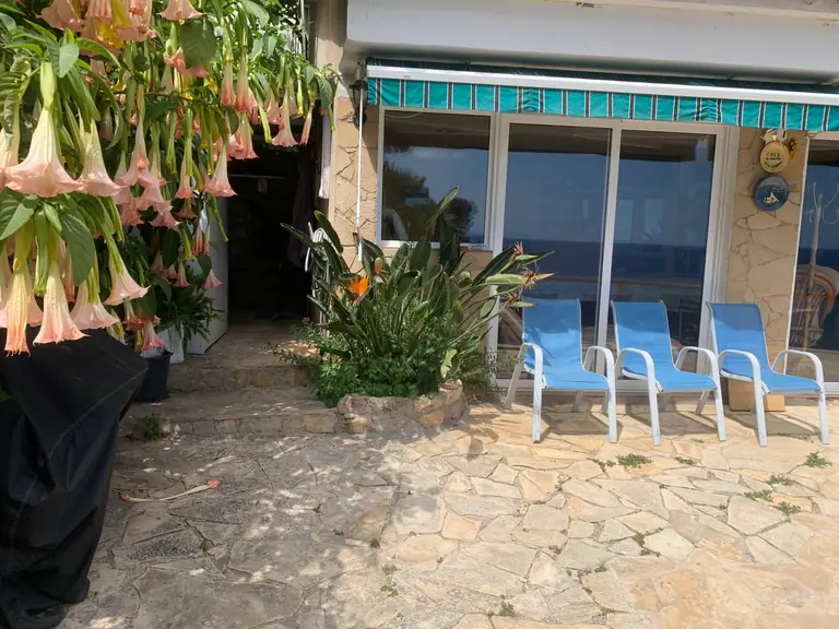 ¡Bienvenidos a una joya frente al mar en la prestigiosa Cala Canyelles!