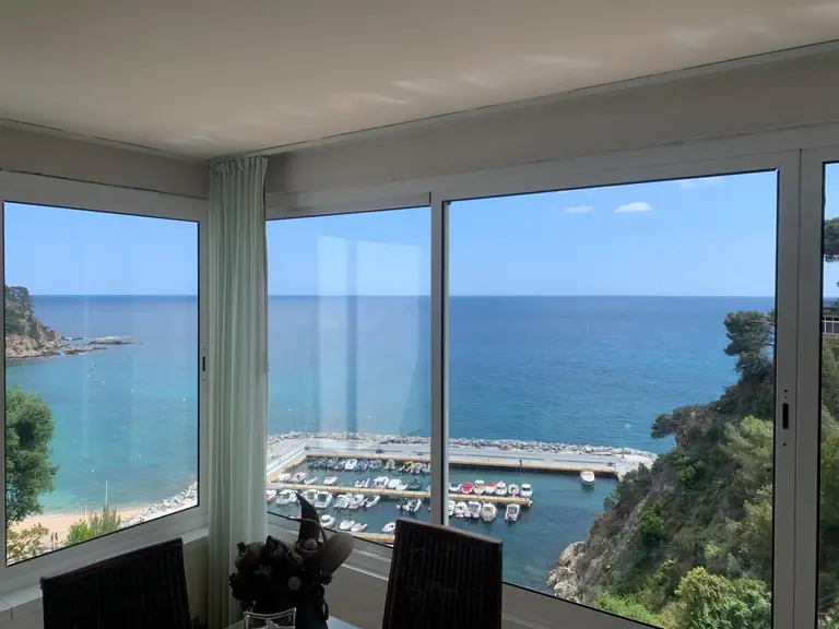¡Bienvenidos a una joya frente al mar en la prestigiosa Cala Canyelles!