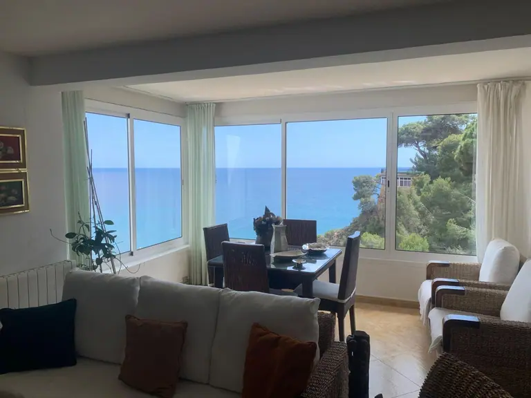 ¡Bienvenidos a una joya frente al mar en la prestigiosa Cala Canyelles!
