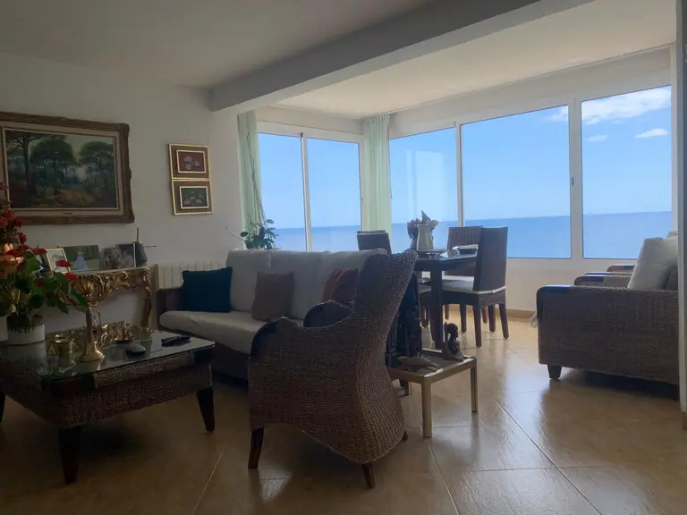 ¡Bienvenidos a una joya frente al mar en la prestigiosa Cala Canyelles!
