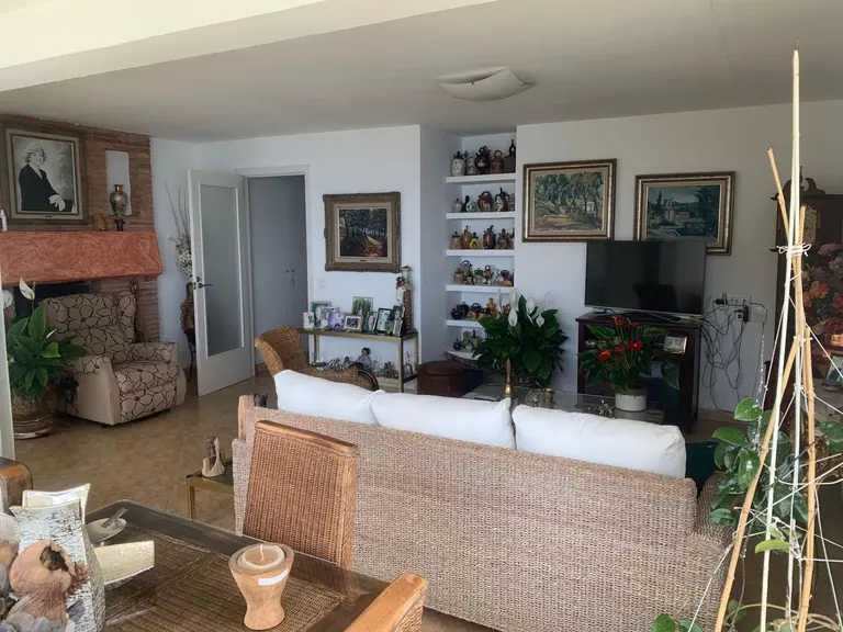 ¡Bienvenidos a una joya frente al mar en la prestigiosa Cala Canyelles!