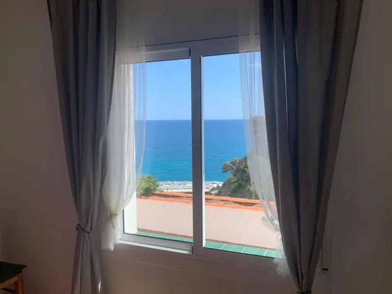 ¡Bienvenidos a una joya frente al mar en la prestigiosa Cala Canyelles!