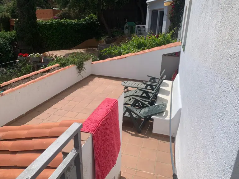 ¡Bienvenidos a una joya frente al mar en la prestigiosa Cala Canyelles!