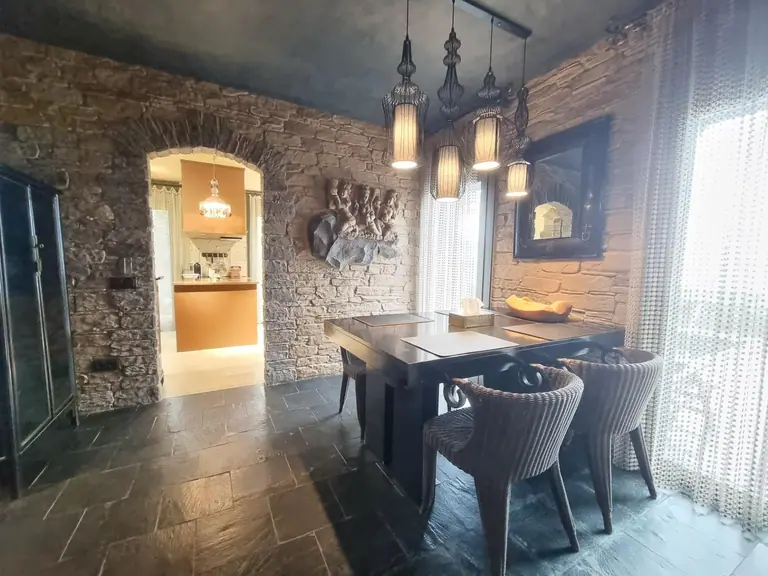 Esta exclusiva casa en Canyelles Urcasa es un auténtico refugio que fusiona un diseño contemporáneo con la