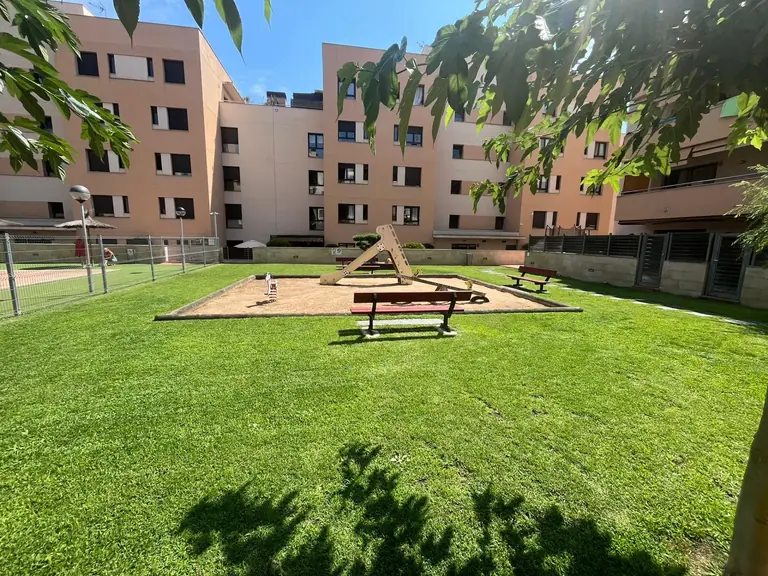 este espectacular apartamento totalmente exterior en la deseada zona residencial de Fenals, dentro de la