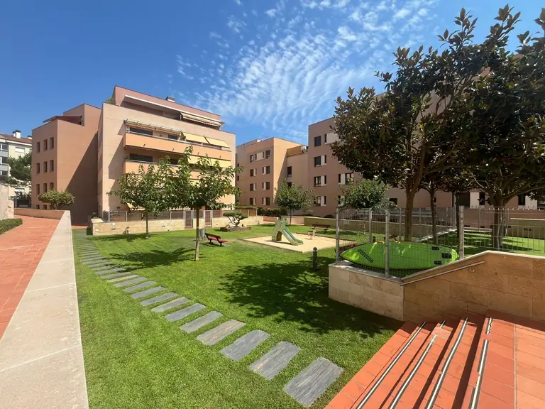 este espectacular apartamento totalmente exterior en la deseada zona residencial de Fenals, dentro de la