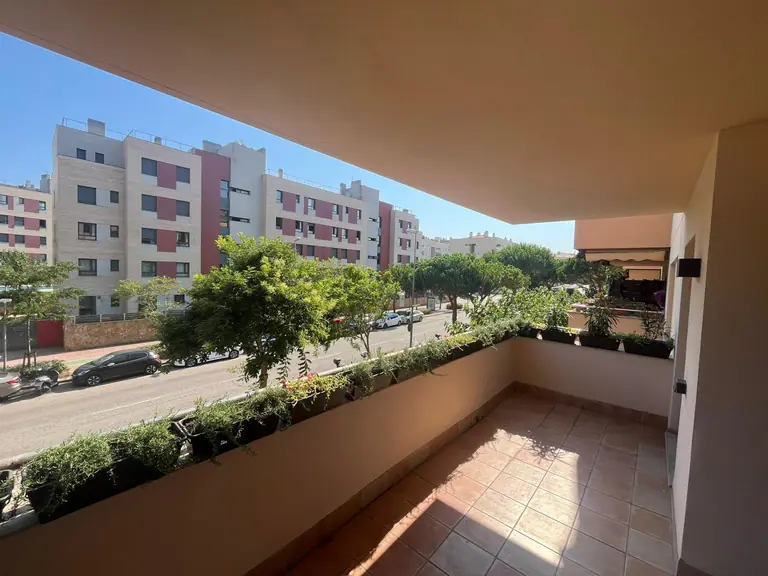 este espectacular apartamento totalmente exterior en la deseada zona residencial de Fenals, dentro de la