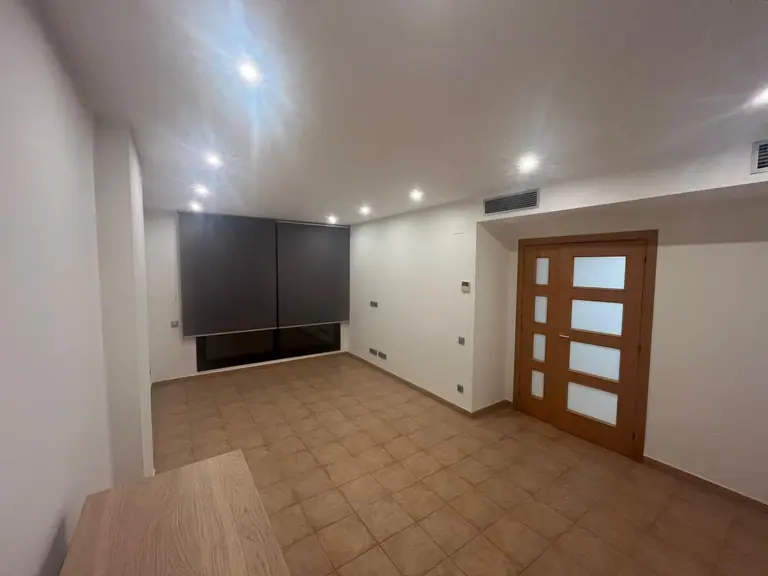 este espectacular apartamento totalmente exterior en la deseada zona residencial de Fenals, dentro de la