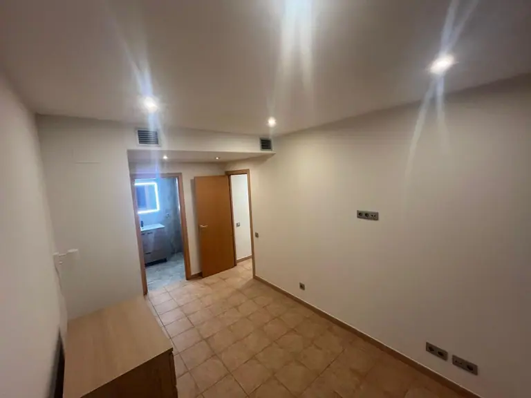 este espectacular apartamento totalmente exterior en la deseada zona residencial de Fenals, dentro de la